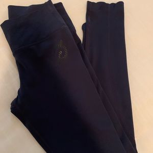 Peloton Navy Scalloped Ankle Leggings